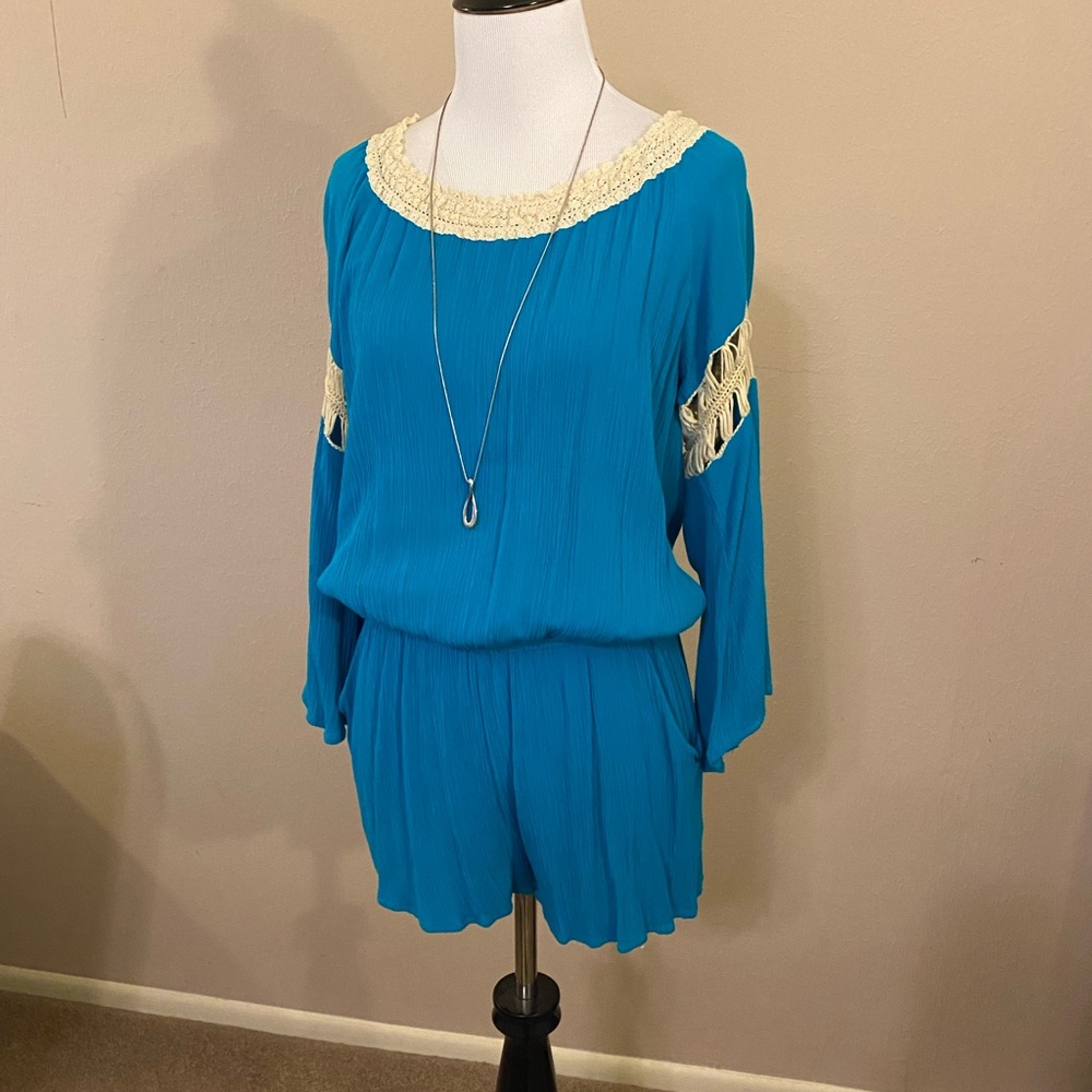 Fun shorts jumper with long sleeves. Light weight material